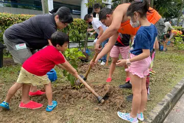 Amalan tanam pokok bermula dari kecil agar dapat tanam sama sikap hargai alam.