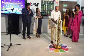 MENYALA 'RANGOLI': Encik Shanmugam menyalakan rangoli semasa pelancaran video Light Of Hope di PAP, cawangan Chong Pang. - Foto BH oleh DESMOND WEE