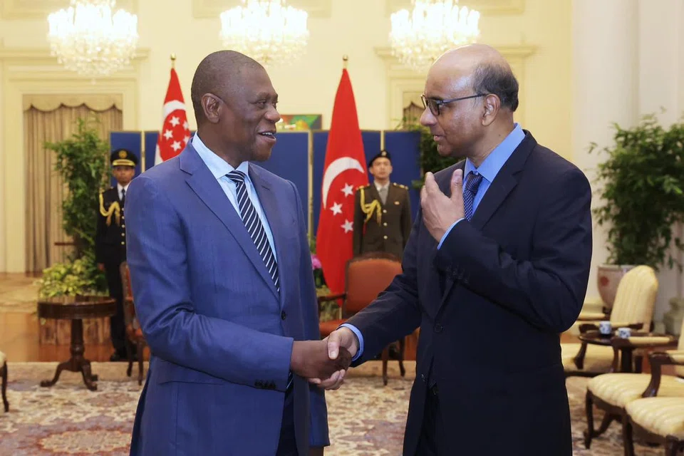 RASA SENANG: Presiden Tharman (kanan) melahirkan rasa senangnya dapat bertemu dengan Encik Mashatile selepas kededua mereka kali terakhir bertemu pada 2019, apabila Encik Mashatile berada di Singapura di bawah Fellowship Pertukaran Lee Kuan Yew.