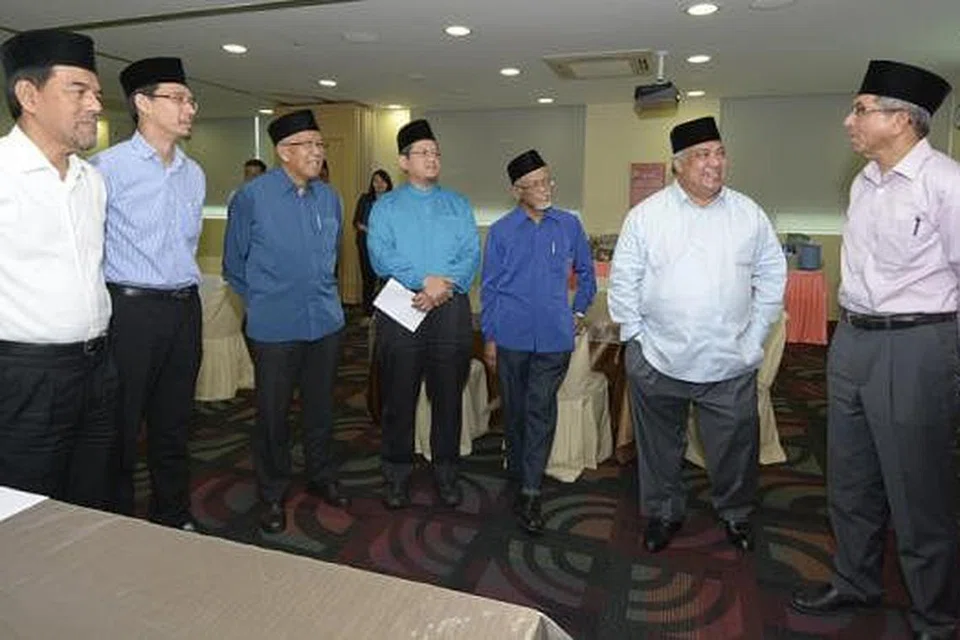 MAJLIS PENGHARGAAN BAGI ARB: (Dari kanan) Dr Yaacob Ibrahim, Ustaz Ali, Ustaz Pasuni Maulan, Dr Mohamed Fatris, Ustaz Sallim Jasman, Ustaz Mohd Khir Rahmat dan Haji Abdul Razak Maricar beramah tamah di majlis jamuan tengah hari ARB semalam. - Foto MUIS