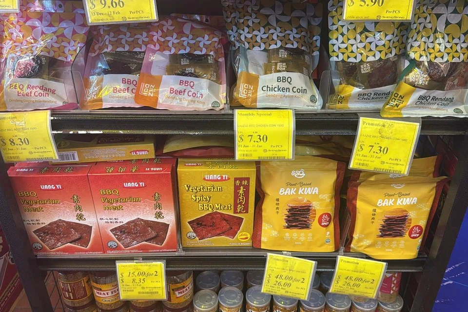Pasar raya Sheng Siong menawarkan dendeng daging lembu dan ayam serta serondeng di cawangan-cawangan mereka serata Singapura.