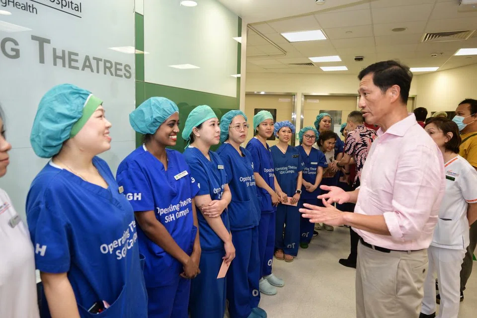 Menteri Kesihatan, Encik Ong Ye Kung, bertemu kakitangan penjagaan kesihatan setelah berkunjung ke bilik bedah besar di Hospital Besar Singapura (SGH) pada 29 Januari.