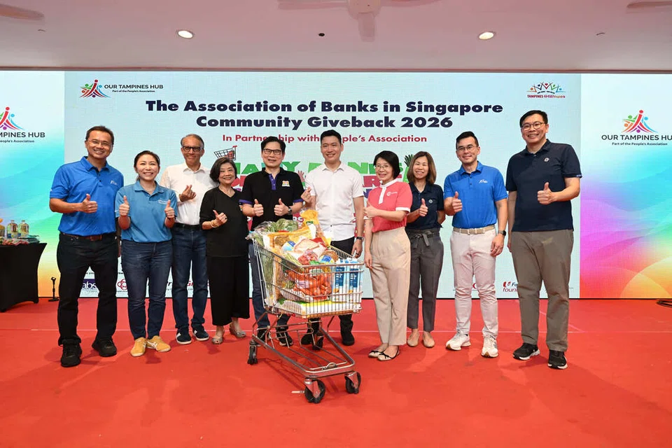(Dari kiri) Encik Simon Lim, Pengarah Kumpulan, Jangkauan, Lembaga Penggalakan Kesihatan (HPB); Cik Jean Khong, Pengurus Besar, FairPrice Foundation dan Ketua Kumpulan, Pemasaran dan Komunikasi, FairPrice Group; Encik Vipul Chawla, Ketua Pegawai Eksekutif Kumpulan, FairPrice Group; Cik Ong-Ang Ai Boon, Pengarah, Persatuan Bank Singapura (ABS); Encik Tan Teck Long, Pengerusi ABS dan Ketua Pegawai Eksekutif Kumpulan, OCBC; Encik David Neo, Menteri Kebudayaan, Masyarakat dan Belia merangkap Menteri Kedua Pendidikan serta Penasihat Pertubuhan Akar Umbi GRC Tampines; Cik Teoh Zsin Woon, Setiausaha Tetap, Kementerian Kebudayaan, Masyarakat dan Belia (MCCY); Cik Jeanie Tan, Penolong Ketua Eksekutif (Operasi), Persatuan Rakyat (PA); Encik Tay Choon Hong, Ketua Eksekutif, HPB; dan Encik Kia Siang Wei, Pengarah Kumpulan (Kerjasama), PA, pada majlis pelancaran Program ABS Community Giveback 2026.