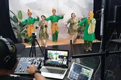 MENGENALI BUDAYA: Sri Warisan menunjukkan pelbagai jenis tarian Melayu tradisional termasuk asli, inang, masri, zapin dan joget dalam satu sesi Zoom Tarian Melayu. - Foto SRI WARISAN 