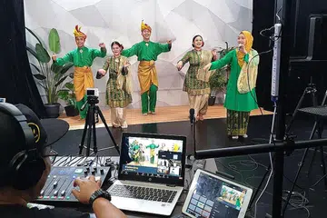 MENGENALI BUDAYA: Sri Warisan menunjukkan pelbagai jenis tarian Melayu tradisional termasuk asli, inang, masri, zapin dan joget dalam satu sesi Zoom Tarian Melayu. - Foto SRI WARISAN 
