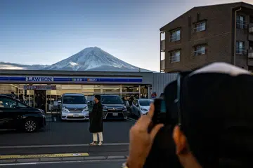 Lokasi di bandar Fujikawaguchiko ini sangat popular sebab pemandangan Gunung Fuji terletak di belakang kedai runcit popular negara Jepun, Lawson.