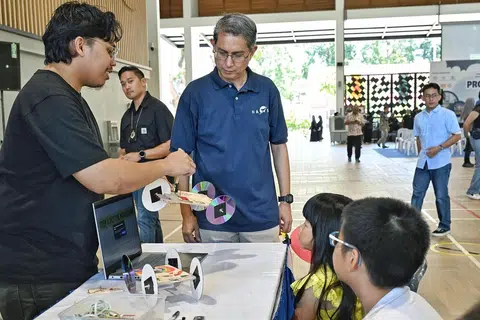 LAWAT RERUAI: Pemangku Menteri Bertanggungjawab bagi Ehwal Masyarakat Islam, Profesor Madya Dr Muhammad Faishal Ibrahim (tiga dari kiri), beramah mesra bersama hadirin semasa acara ‘Project Stem Up!’ di Anjung@Wisma Geylang Serai (WGS) pada 6 September. 