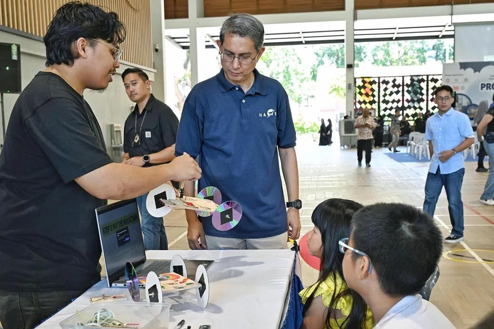 LAWAT RERUAI: Pemangku Menteri Bertanggungjawab bagi Ehwal Masyarakat Islam, Profesor Madya Dr Muhammad Faishal Ibrahim (tiga dari kiri), beramah mesra bersama hadirin semasa acara ‘Project Stem Up!’ di Anjung@Wisma Geylang Serai (WGS) pada 6 September. 