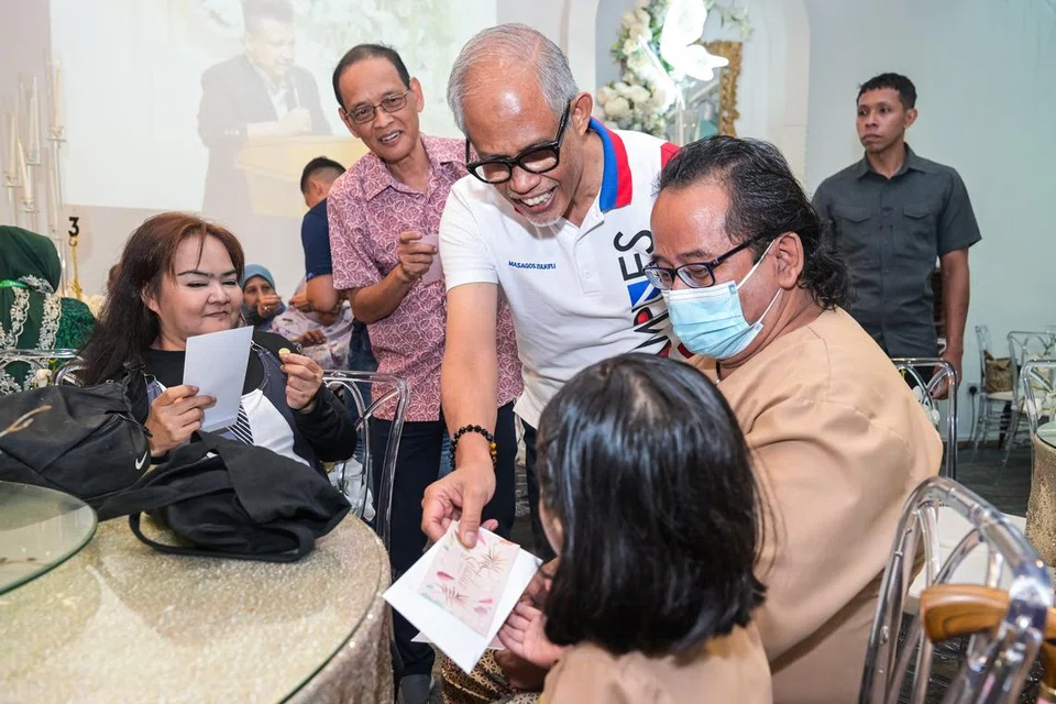 Menteri Pembangunan Sosial dan Keluarga, Encik Masagos Zulkifli Masagos Mohamad, menyampaikan baucar kepada penduduk Tampines di acara ‘Jamuan Rahmah’ anjuran M³@Tampines, Persatuan Rakyat (PA) dan Masjid Darul Ghufran pada 23 Februari di restoran Tiara Waterfront.