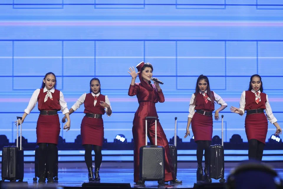 Arrora Salwa (tengah) membawa lagu asal Adira Suhaimi, ‘Ilusi’, yang dirasakan juri tetap, Datuk Syafinaz Selamat, sebagai tidak sesuai untuknya.