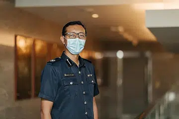 BERTINDAK PANTAS DAN CEKAP: Keupayaan Encik Mulyadi buat keputusan dan beri arahan dengan pantas dan berkesan membolehkan proses kerahan berjalan lancar dan penuhi keperluan misi dan operasi dalam masa yang singkat. - Foto-foto PASUKAN POLIS SINGAPURA (SPF).