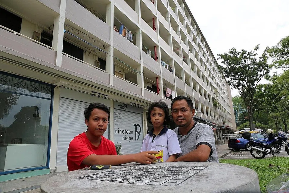 ESTET MESRA KELUARGA: Encik Faisal (kanan) bersama dua anaknya, Ilyas Zulkifli Faisal (kiri) dan Elsa Zulaiha Faisal, tetap gembira dengan pelbagai kemudahan yang disediakan di kawasan perumahan di Stirling Road. - Foto FAKHRURADZI ISMAIL