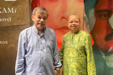 Cik Saedah Samat-Alkaff (kanan) dan suami, Syed Jaafar Alkaff menyifatkan pementasan Salina, meninggalkan kesan mendalam kepada penggemar teater tempatan.