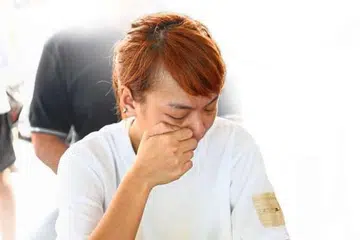 Anak perempuan mendiang Fong Meng Tuck menangis di upacara pengebumian - tanpa mayat - beliau di Maccallum Street, Penang. 