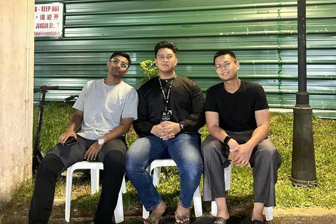Teman akrab dan anggota kumpulan kariah Blok 450, Tampines Street 42, (dari kiri) Encik Abdul Syahirullah Abdul Jalil, 24 tahun; Encik Muhammad Khidir Zakaria, 24 tahun; dan Encik Luqman Nur Hakim Baithullah, 26 tahun.