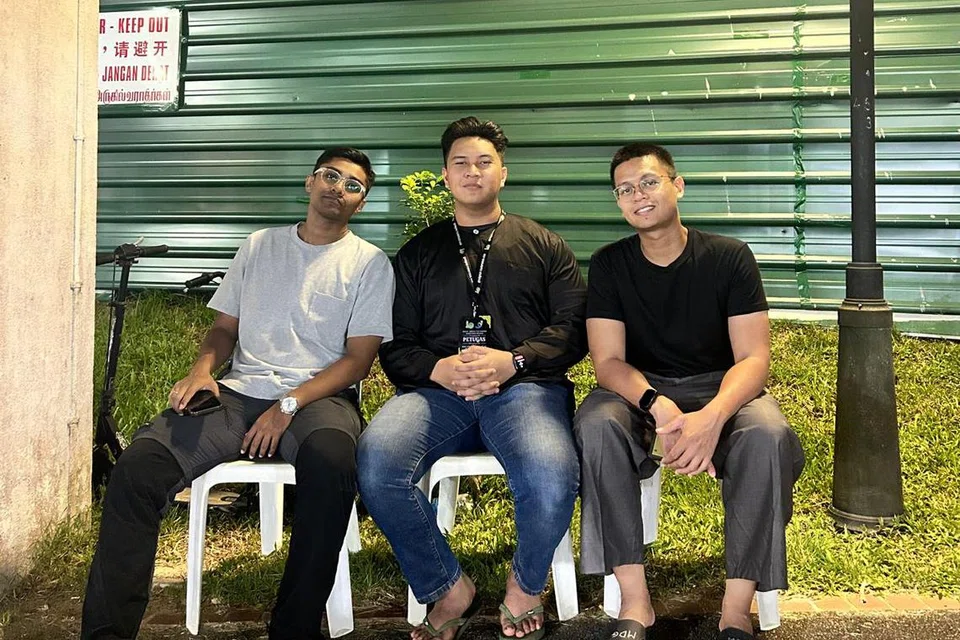 Teman akrab dan anggota kumpulan kariah Blok 450, Tampines Street 42, (dari kiri) Encik Abdul Syahirullah Abdul Jalil, 24 tahun; Encik Muhammad Khidir Zakaria, 24 tahun; dan Encik Luqman Nur Hakim Baithullah, 26 tahun.