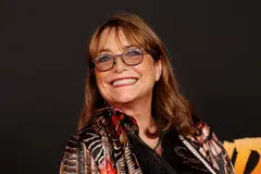 BINA JENAMA FESYEN: Selepas namanya mula menghilang di Hollywood, pelakon Karen Allen gigih membangun butik dan busana yang diperbuat daripada hasil seni kait.