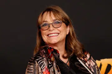 BINA JENAMA FESYEN: Selepas namanya mula menghilang di Hollywood, pelakon Karen Allen gigih membangun butik dan busana yang diperbuat daripada hasil seni kait.