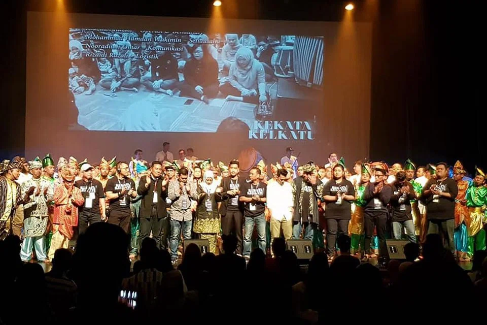 PENGHAGAAN TINGGI: Hampir kesemua peserta dan tenaga penganjur 'Malam Sastera V: Kekata Kelkatu - Satu Kembara Seni' memenuhi setiap inci pentas bagi menghargai sokongan para hadirin di akhir acara yang berlangsung lebih satu setengah jam di Panggung Victoria pada Sabtu lalu. - Foto PESTA PENULIS SINGAPURA 