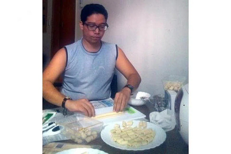 BUAT KUIH LAYANG-LAYANG: Tradisi membuat kuih Raya masih diteruskan penulis walaupun berada beribu batu jauh dari keluarga dan tanpa sebarang ketuhar. - Foto ihdan AL HAFIZ SANUSI 