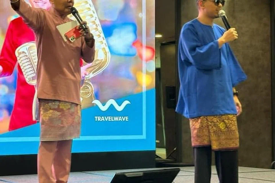 Haziq Rosebi (kanan) menghiburkan hadirin di acara ‘Lemak Manis Raya’ dengan lagu-lagu tradisional termasuk lagu, ‘Lemak Manis’, kesukaan ramai. Bersamanya ialah pengacara, Hafeez Glamour.