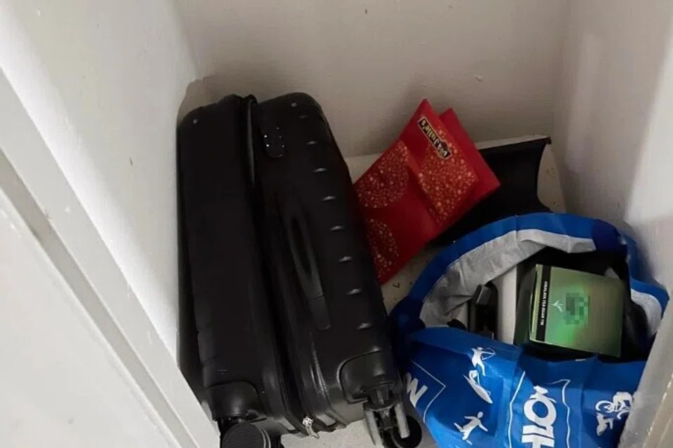 Beg troli yang dijumpai di salur penaik elektrik mengandungi lapan kotak besar dengan setiap satu kotak tersimpan 10 e-rokok. Lagi dua kotak besar di dalam beg plastik tersebut.