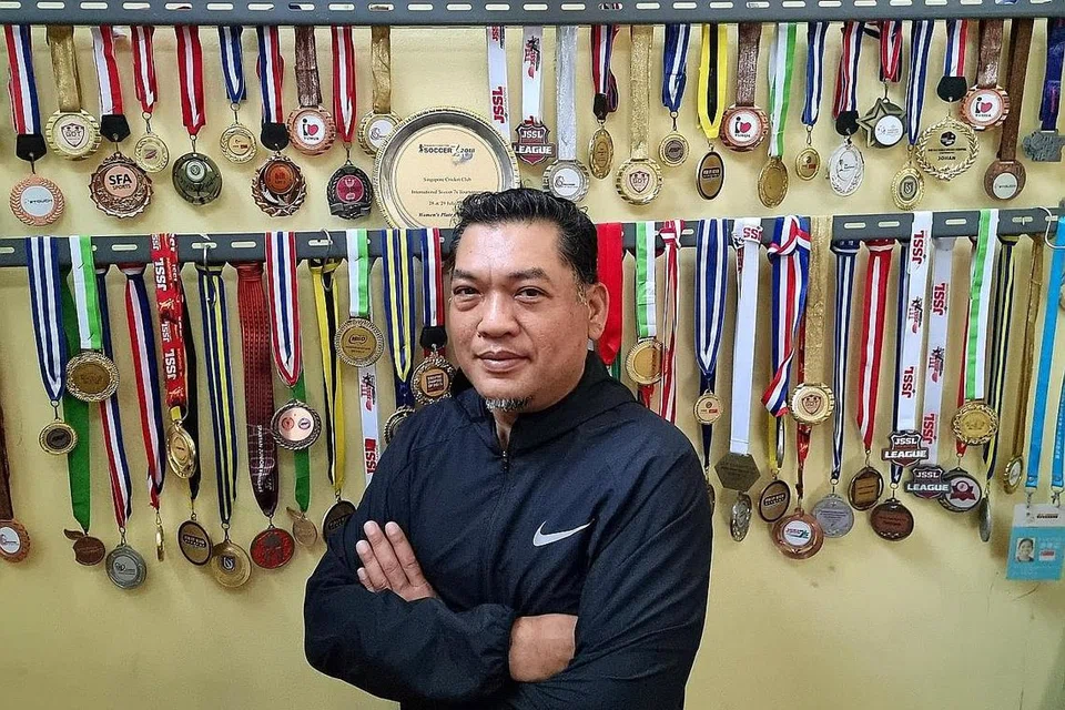 "Saya menghubungi beberapa kawan lain dan kami mengadakan perbincangan untuk mencari jalan membantu dan membimbing belia-belia ini. "Oleh itu muncul idea untuk menyediakan platform bagi belia ini mengejar minat mereka dalam cara lebih sihat dan terkawal.'' - Encik Zaharin Ismail, Presiden Bussorah Youths Sports Club; Pensyarah Politeknik Singapura dan mantan kapten kapal. - Foto BUSSORAH YOUTHS SPORTS CLUB