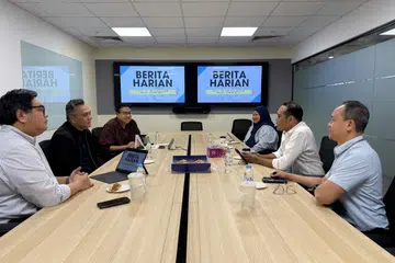 Anggota Parlimen (AP) GRC Chua Chu Kang, Encik Zhulkarnain Abdul Rahim (dua dari kanan) diberi penerangan mengenai transformasi Berita Harian semasa lawatannya pada 25 Februari. Bersamanya, (dari kiri) Editor Berita, Encik Nazri Hadi Saparin, Editor Berita Harian, Encik Nazry Mokhtar, Timbalan Editor Berita, Encik Norman Sawi, Penolong Editor Berita, Cik Atiyyah Mohamed Said, dan Ketua Lab Berita, Encik Farid Hamzah.