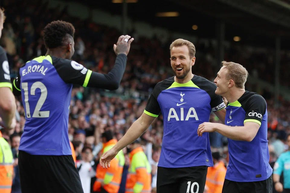 KEJAR PIALA: Harry Kane (menghadap kamera) menginginkan pemindahan ke Bayern Munich kerana keinginannya untuk memenangi trofi dan pingat dalam tempoh kerjayanya.