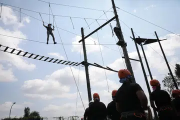 LANGKAH KESELAMATAN: Penyedia dan pengajar OAE yang menawarkan kegiatan berasaskan ketinggian kepada pelajar perlu melaksanakan langkah keselamatan MOE yang dipertingkat.