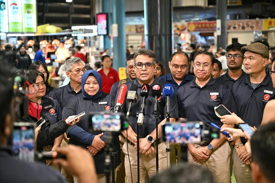 Setiausaha Agung Parti Titik Merah Bersatu (RDU), Encik Ravi Philemon (tengah), menemui pihak media di Pusat Penjaja Senja, di Bukit Panjang, pada 10 April.