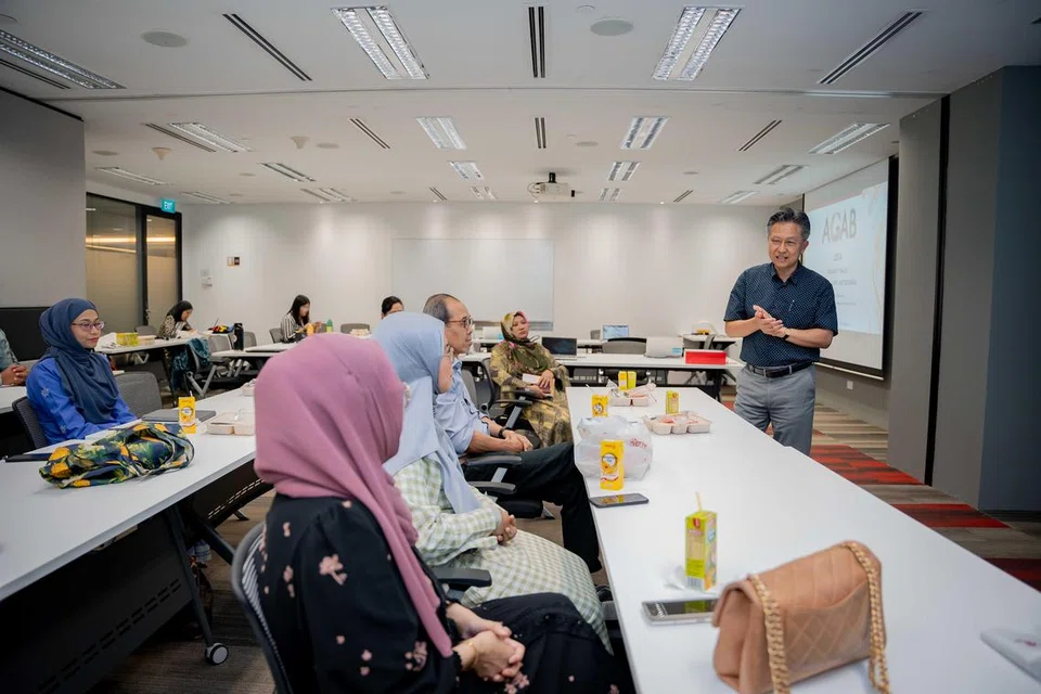 SESI TAKLIMAT: Pengetua Sekolah Menengah Westwood dan juga penasihat Persatuan Guru Bahasa Melayu (PGBM), Encik Abdul Harris Sumardi (kanan), memberi kata aluan kepada calon finalis Anugerah Guru Arif Budiman (Agab) 2024 dalam satu sesi taklimat baru-baru ini.