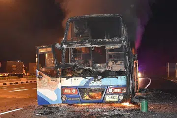 ROSAK TERUK: Beginilah keadaan bas yang rentung dalam kejadian awal pagi semalam yang meragut 21 nyawa pekerja asing Myanmar. - Foto AFP