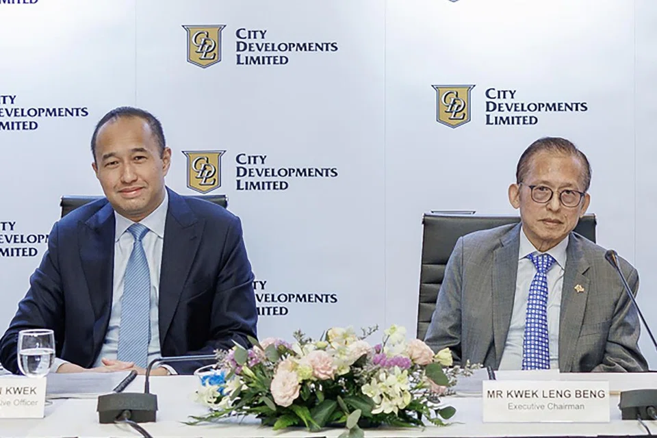 Encik Kwek Leng Beng (kanan) dan Encik Sherman Kwek semasa satu taklimat media CDL pada Februari 2024. 