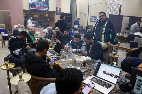 Kehidupan kelihatan telah kembali biasa dengan orang ramai bebas mengunjungi kafe, membeli-belah dan bersiar-siar di di bandar Homs, tengah Syria.