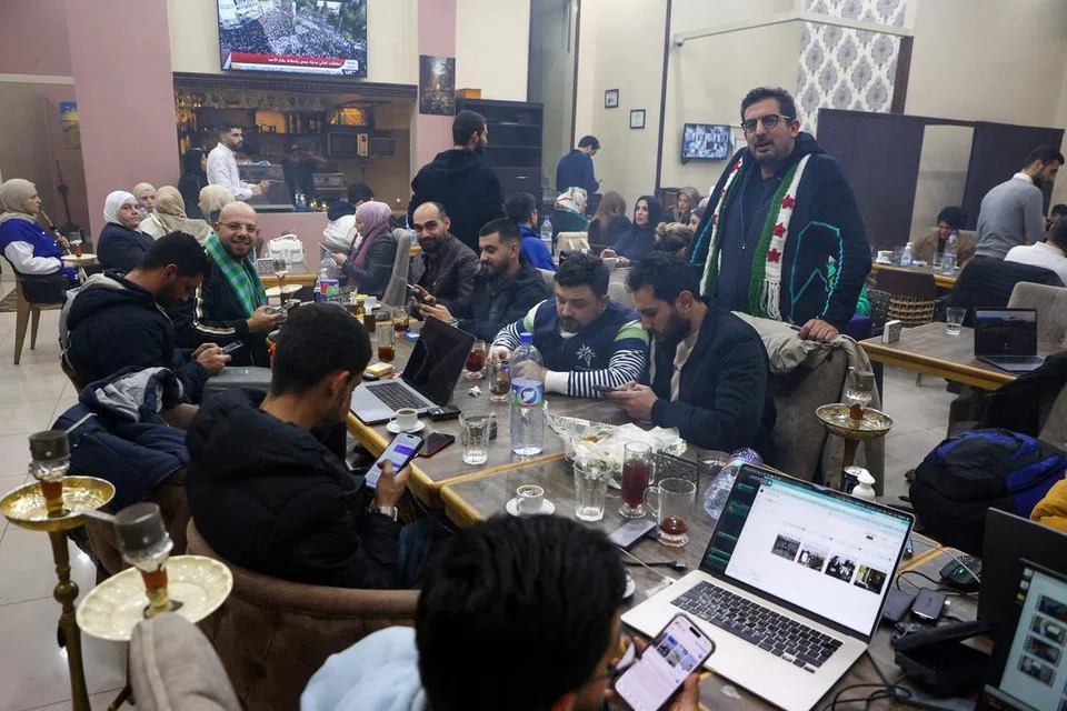 Kehidupan kelihatan telah kembali biasa dengan orang ramai bebas mengunjungi kafe, membeli-belah dan bersiar-siar di di bandar Homs, tengah Syria.