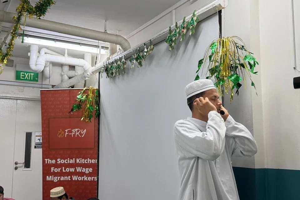 Encik Yeasin melaungkan azan sempena majlis iftar anjuran perusahaan sosial yang menawarkan makanan halal kepada pekerja migran berpendapatan rendah, F-fry pada 22 Februari di dormitori Westlite Woodlands.