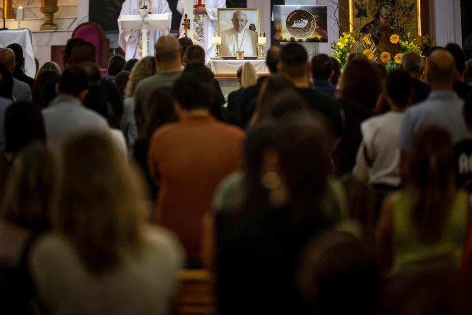 Penganut Kristian menghadiri misa khas untuk mendiang Paus Francis di Gereja Katolik Saint Francis of Assisi di Dubai pada 21 April 2025. Paus Francis, yang akan dikenang dalam sejarah sebagai pontif radikal dan pembela golongan tertindas, meninggal dunia pada usia 88 tahun pada hari yang sama. Beliau dikenali kerana membawa wajah Gereja Katolik yang lebih berbelas kasihan dan inklusif.