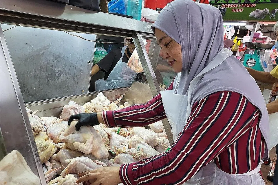 BEKALAN AYAM BERTERUSAN: Pemilik gerai Elly Sukma, Cik Elly Sukmawarni Sukardi, masih mempunyai bekalan ayam segar yang mencukupi untuk bertahan bagi tempoh waktu ini. - Foto BH oleh NATASHA MUSTAFA