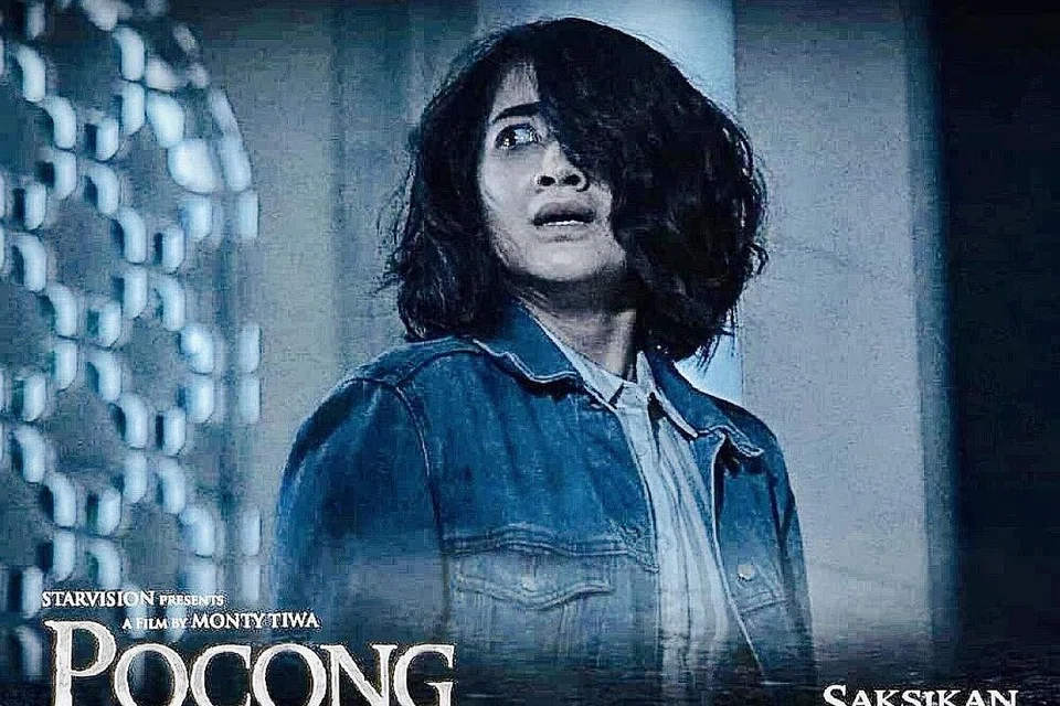 POCONG THE ORIGIN: Filem Indonesia ini lebih banyak tertumpu pada kisah lelaki yang mengamalkan ilmu khurafat yang menyukarkan kematiannya daripada penampakan hantu itu sendiri. - Foto MM2