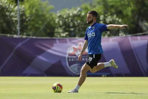Bart Ramselaar dibesarkan di Amersfoort, sebuah bandar di Utrecht, Belanda. Beliau rajin bermain bola sepak selepas sekolah. 