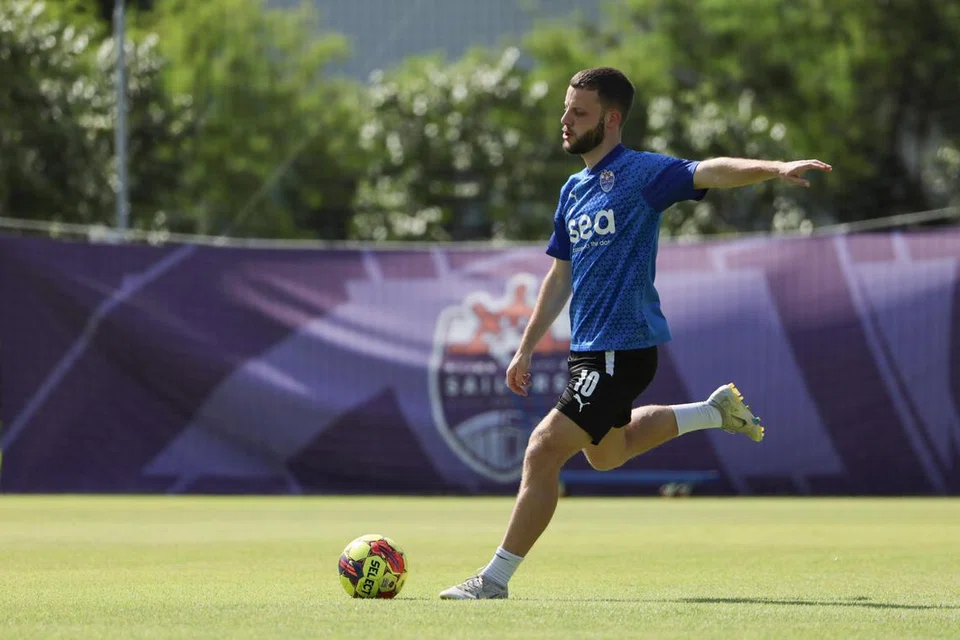 Bart Ramselaar dibesarkan di Amersfoort, sebuah bandar di Utrecht, Belanda. Beliau rajin bermain bola sepak selepas sekolah. 