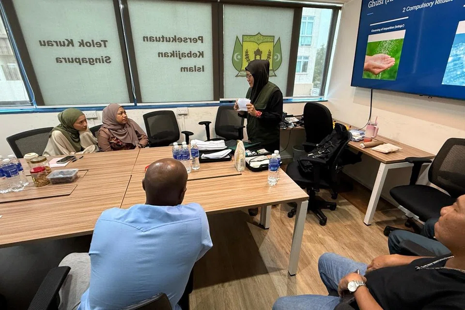 Kursus pengurusan jenazah oleh Bendahari PKITKS, Cik Zarina Hashim (berdiri), pada Julai. 