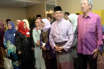 TETAMU TERHORMAT: Dr Yaacob Ibrahim menyambut ketibaan Pemangku Perdana Menteri Teo Chee Hean yang hadir di majlis Perjumpaan Hari Raya di Hotel Marina Mandarin malam tadi. - Foto JOHARI RAHMAT