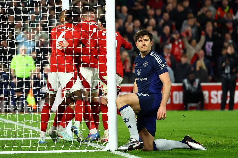 Pemain pertahanan Manchester United, Harry Maguire (kanan), dipanggil untuk beraksi sebagai penyerang pada masa tambahan dalam perlawanan United menentang Nottingham Forest pada 2 April. Beliau tidak berjaya membantu United untuk mendapatkan gol, dan perlawanan tersebut berakhir 1-0, memihak Forest.  