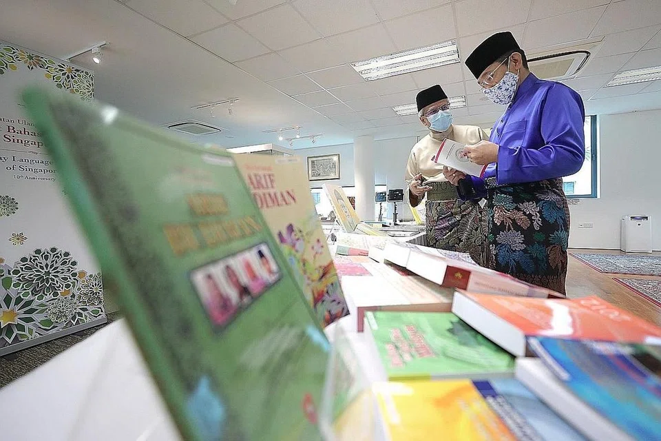 PERCAYA PENGGUNAAN BAHASA MELAYU MASIH UTUH: Dr Mohamad Maliki Osman (kanan) menukil tinjauan BM seraya menjamin bahawa pemerintah dan pertubuhan masyarakat akan sentiasa berusaha mengukuhkan penggunaan bahasa ibunda. Beliau berkata demikian menerusi ucapannya di majlis ulang tahun ke-10 Pusat Bahasa Melayu Singapura (MLCS) Isnin lalu. Bersamanya ialah pengarah MLCS, Encik Mohamed Noh Daipi. - Foto BM oleh GAVIN FOO