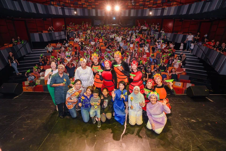 SOKONGAN PADU: Menteri Negara (Ehwal Dalam Negeri & Pembangunan Sosial dan Keluarga) Cik Sun Xueling (tiga dari kanan) bersama lebih 300 keluarga dan kanak-kanak semasa hari pelancaran pementasan ‘Adventures with Andi’.