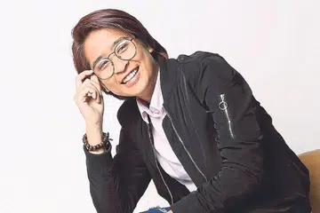 TERUS NIAGA: Ara Akademi Fantasia, yang mempunyai 168,000 pengikut di Instagram, asalnya pembantu jualan. Beliau kini mengendalikan perniagaan Instagram menjual kemeja-T dan topi. - Foto BERITA HARIAN MALAYSIA