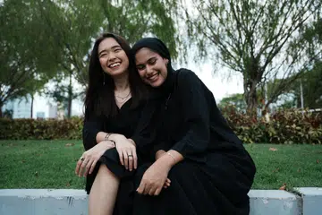 Cik Rahidah Rashid (kiri) dan Cik Nadhirah Talib memulakan jenama, Bigfry pada 2022. 