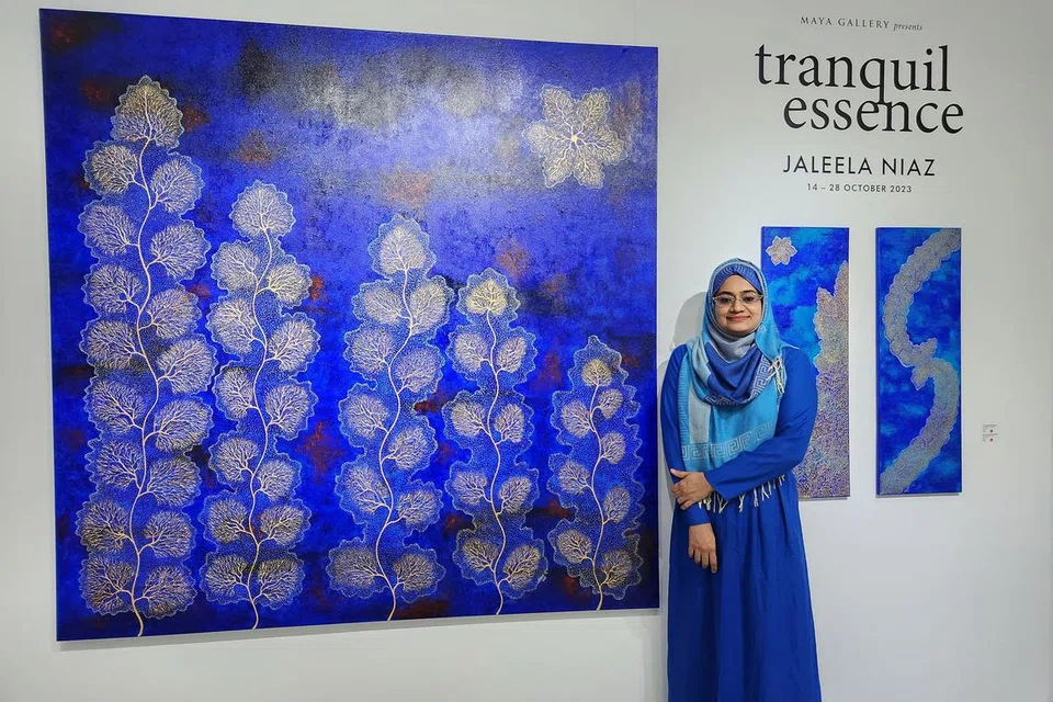INSPIRASI LUKISAN: Jaleela Niaz mendapat inspirasi daripada batu karang dan buluh bagi mempamerkan lukisan media campurannya dalam pameran solonya di Maya Gallery yang berlangsung dari 14 hingga 28 Oktober 2023.  